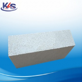 Lightweight insulating brick