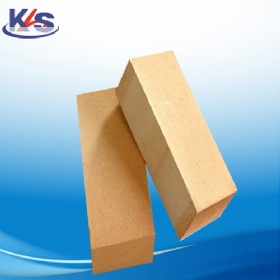 Refractory brick